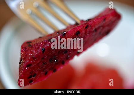 Fetta di Dragon frutto su una forcella Foto Stock