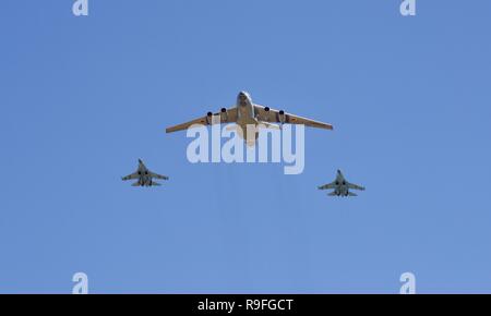 Ukrainian Air Force - 2 Sukhoi Su-27 jet fighter scortando un Ilyushin Il-76 airlifter strategici Foto Stock