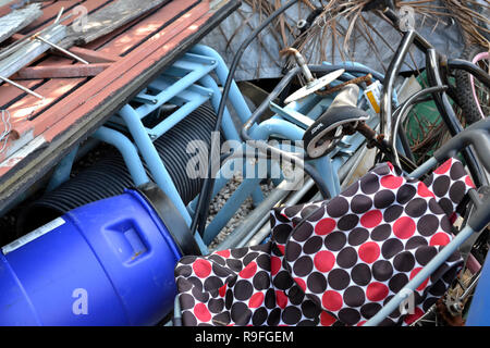 Random indesiderata in un cortile hoarders Foto Stock