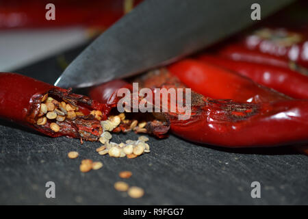 Scaduto peperoncino tagliato a metà, esponendo le sementi Foto Stock