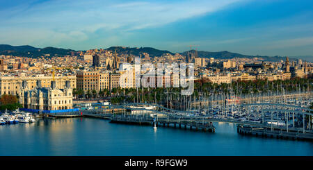 Port Vell Harbour, Rambla de Mar lungomare del porto di Barcellona, in Catalogna, Spagna Foto Stock