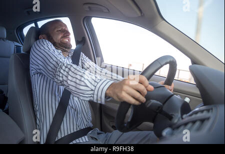 Aggressivo e crazy driver nella sua auto Foto Stock