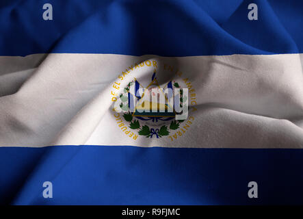 Primo piano della increspato El Salvador bandiera di El Salvador bandiera soffiando nel vento Foto Stock