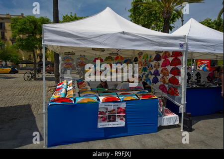 Handprinted coloratissimi tifosi in vendita sul lungomare vicino al Museo di Storia della Catalogna a Barcellona, Spagna Foto Stock