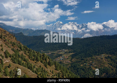 Viste himalayana lungo il Campo Base Everest trek, Khumbu, in Nepal Foto Stock