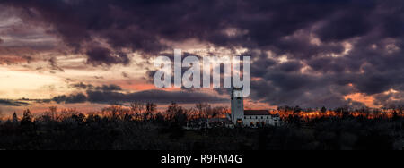 Dei colori caldi del tramonto dipingere il cielo sopra il Boise deposito dei treni Foto Stock