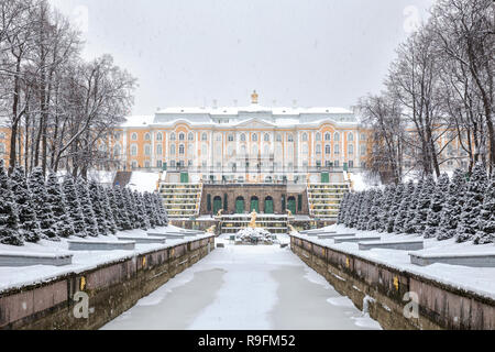 SAINT PETERSBURG, Russia - 22 gennaio 2018: Peterhof in inverno. Vista del Grand Palace e il Grand Cascade in presenza di un notevole manto di neve Foto Stock