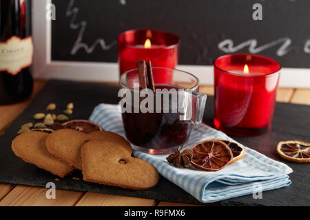 Vin brulé svedese, il vin brulé e pepparkaka, tradizionale gingerbread durante la vigilia di Natale Foto Stock