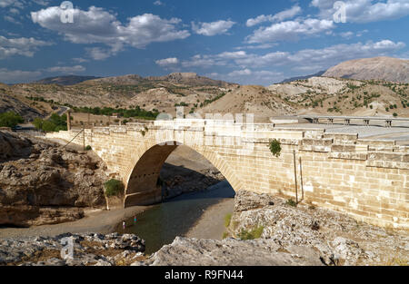 Ponte Cendere, costruita dall'imperatore romano Settimio Severo (146-211 AD), a nord di Kahta, la Turchia sulla strada per il monte Nemrut Foto Stock