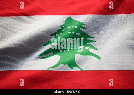 Primo piano della increspato Bandiera del Libano, Bandiera del Libano soffia nel vento Foto Stock