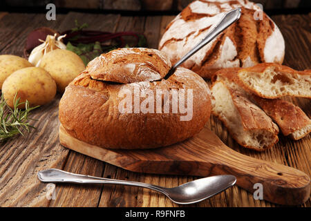 In casa la crema di patate Zuppa, servita nella ciotola di pane Foto Stock