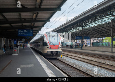 In treno la stazione ferroviaria principale Foto Stock