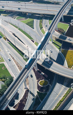 Vista in elevazione del complesso interscambio autostradale e ponte ferroviario a Dubai, Emirati Arabi Uniti Foto Stock