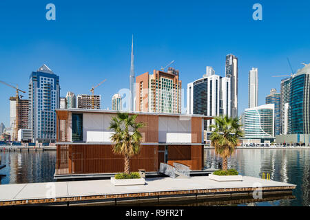 Moderno skyline e nuove ville galleggianti sul torrente in Business Bay in Dubai Emirati Arabi Uniti Foto Stock