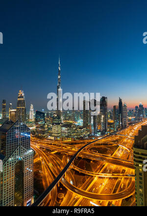 Vista notturna verso il Burj Khalifa e Sheikh Zayed Road a Dubai, Emirati arabi uniti Foto Stock