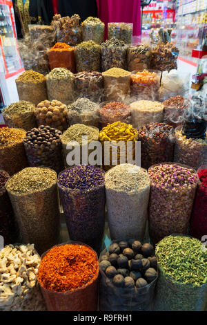 Le spezie in vendita a Dubai Souk inn Dubai Emirati Arabi Uniti Foto Stock