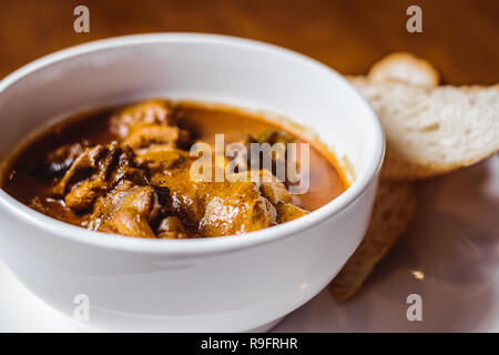 Hainanese Pollo e curry con baguette sul lato Foto Stock