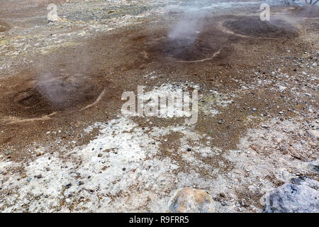Tre ventole termiche al Fumarolas da Lagoa das Furnas parco vicino Furnas, Portogallo. Foto Stock