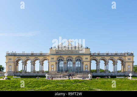 SchÃ¶nbrunn Palace con i giardini con la fontana di Nettuno e la Glorietter fu la principale residenza di estate dei righelli Asburgica, si trova i Foto Stock