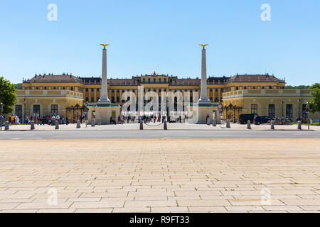 Il Palazzo di Schönbrunn con giardini con la fontana di Nettuno e la Glorietter fu la principale residenza di estate dei righelli Asburgica, si trova in Foto Stock