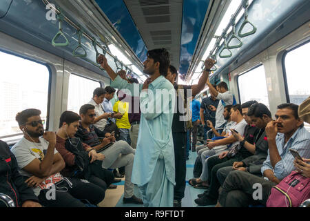 I passeggeri all'interno del carrello sulla metropolitana di Dubai, Emirati Arabi Uniti Foto Stock