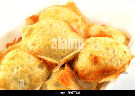 Tipo di Thai dolciumi isolato su bianco. Torta tailandese di dolci e latte di cocco grigliate Foto Stock