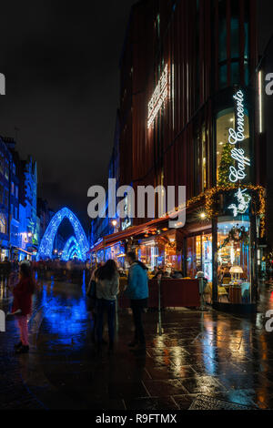LONDON, Regno Unito - 23 dicembre 2018: Natale decorazioni su South Molton Street, zona di Mayfair di Londra. L'auto-free shopping street è decorata con s Foto Stock