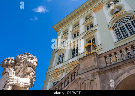 Bella vista ravvicinata di Monaco di Baviera il famoso castello di Nymphenburg Palace da un angolo speciale con il leone statua di pietra, la bella facciata ornata e il... Foto Stock