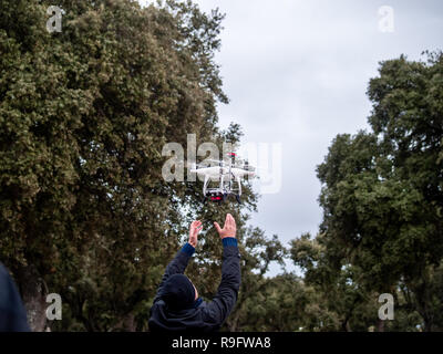 Un drone di sbarco nelle mani di un uomo nella foresta Foto Stock