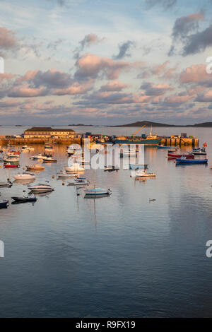 Hugh porto cittadino; Sunrise; St Mary's; Isole Scilly; Regno Unito Foto Stock