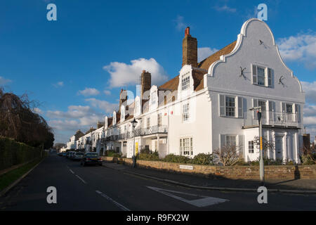 Stucco bianco di una casa con un olandese di un tetto a due spioventi in piazza di tiro con l'arco, Walmer,trattare, Kent, Regno Unito Foto Stock