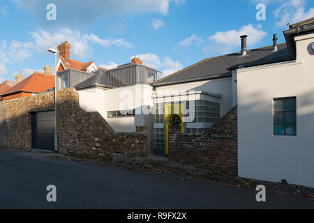 April Cottage stucco casa sulla strada di Liverpool in Ash, Regno Unito Foto Stock