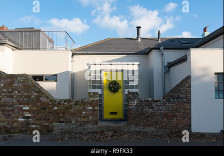 April Cottage stucco casa sulla strada di Liverpool in Ash, Regno Unito Foto Stock