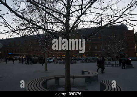 Un decorate albero al di fuori di St Pancras e King Cross per la stazione ferroviaria e le stazioni della metropolitana nel nuovo quartiere commerciale di King's Cross, Londra, Regno Unito. Foto Stock