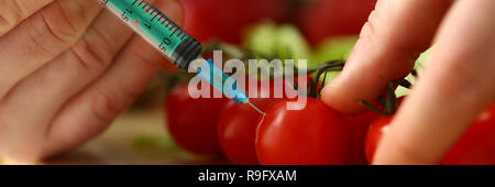 Cuocere in cucina introduce ingrediente segreto Foto Stock