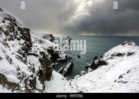 Kynance Cove nella neve; Cornovaglia; Regno Unito Foto Stock