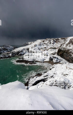 Kynance Cove; nella neve; Cornovaglia; Regno Unito Foto Stock