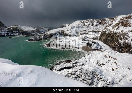 Kynance Cove; nella neve; Cornovaglia; Regno Unito Foto Stock