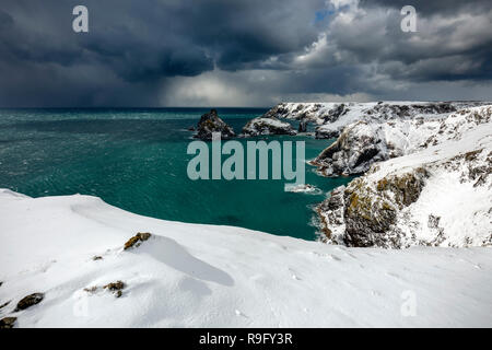 Kynance Cove; nella neve; Cornovaglia; Regno Unito Foto Stock