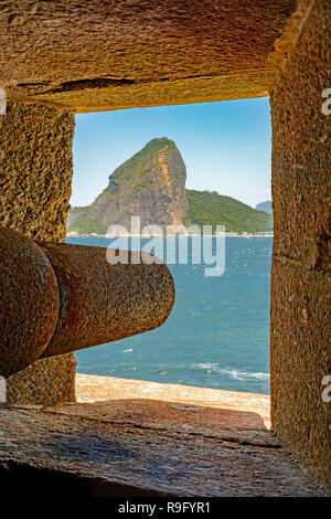 Il vecchio cannone situato nella fortezza di Santa Cruz in città NiterÃ³i sottolineato il Sugar Loaf hill e ingresso della baia di Guanabara Foto Stock