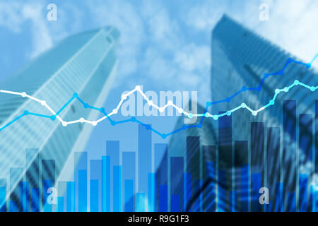 La doppia esposizione grafici finanziari e schemi. Sullo sfondo della città Foto Stock