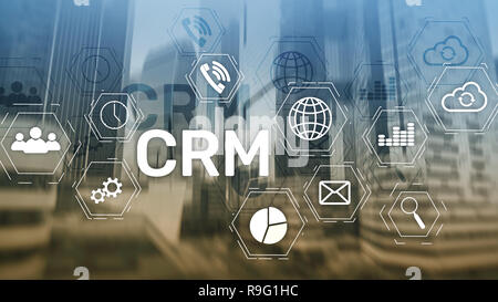 Il CRM, o Customer relationship management il concetto di sistema su abstract sfondo sfocato Foto Stock