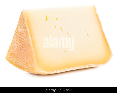 Pezzo di naturale formaggio duro isolato su bianco Foto Stock