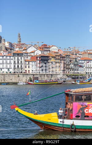 Porto/Portogallo - 10/02/2018 : vista del fiume Douro, con tradizionali Douro turistica tour in barca, Rabelo barche su Ribeira docks, tradizionale centro come Foto Stock