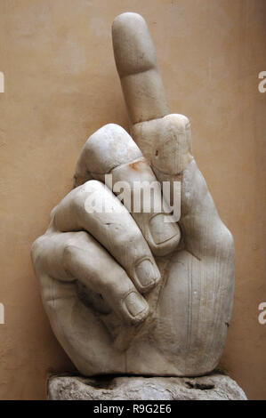 Costantino il Grande (Flavius Valerius Aurelius Constantinus Augustus) (272-337). Imperatore romano da 306-337. Sapere di essere il primo imperatore romano per convertire al cristianesimo. Costantino mano colossale. Musei Capitolini. Roma. L'Italia. Foto Stock