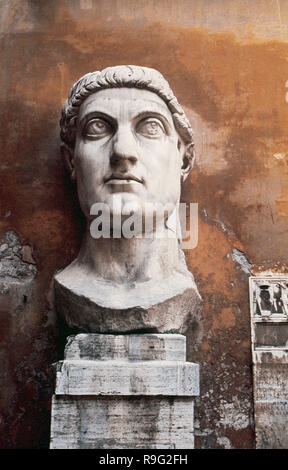 Costantino il Grande (Flavius Valerius Aurelius Constantinus Augustus) (272-337). Imperatore romano da 306-337. Sapere di essere il primo imperatore romano per convertire al cristianesimo. Testa di Costantino la statua colossale presso i Musei Capitolini. Roma. L'Italia. Foto Stock