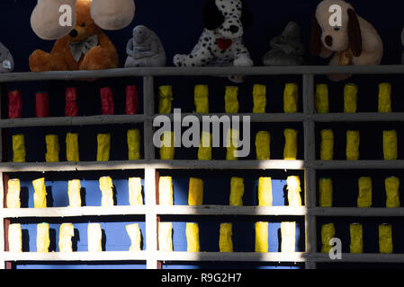 Galleria di tiro con giallo le lattine e il premio dei giocattoli Foto Stock