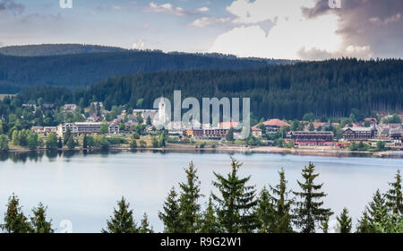 Panorama dal lago Titisee nella Foresta Nera Foto Stock