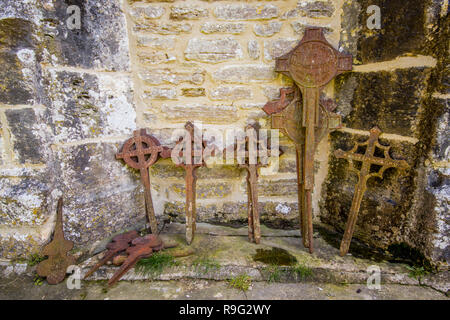 Tomba di ferro i marcatori in corrispondenza di San Michele e Tutti gli Angeli Chiesa, Steeple, vicino Warhead, Dorset, Regno Unito Foto Stock