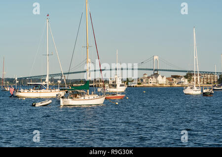 NEWPORT, Rhode Island - 30 settembre 2018: barche ormeggiate nella baia di Newport, Rhode Island Foto Stock